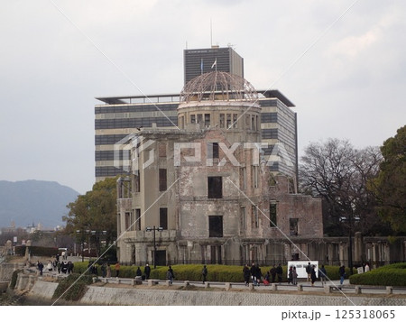 広島県広島市にあり原子爆弾の悲惨さを伝える被爆建造物で、広島平和記念碑とも呼ばれる原爆ドーム 125318065