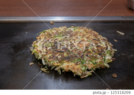 大阪のソウルフード　お好み焼き 125318209