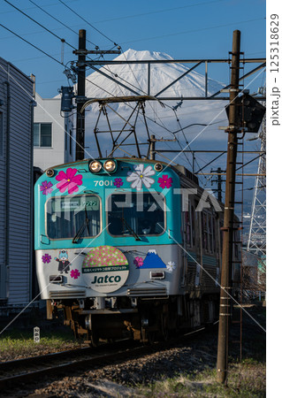 富士山と岳南電車 125318629