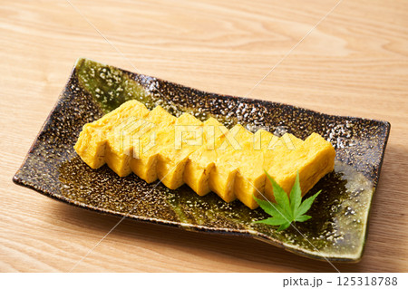 切り分けた玉子焼き 125318788
