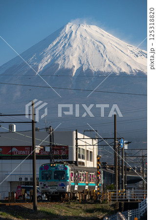 富士山と岳南電車 125318820