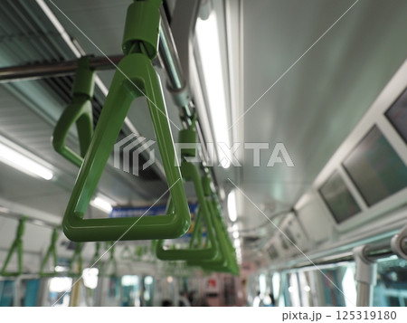 山手線の車内（つり革） 125319180