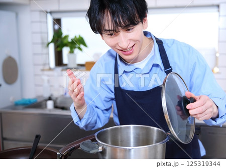 男性のキッチン　料理イメージ 125319344