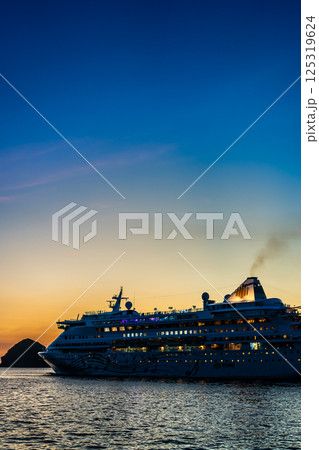 長崎港客船出港（Blue Dream Melody）の夕景【長崎市】 125319624