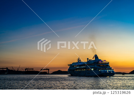 長崎港客船出港（Blue Dream Melody）の夕景【長崎市】 125319626