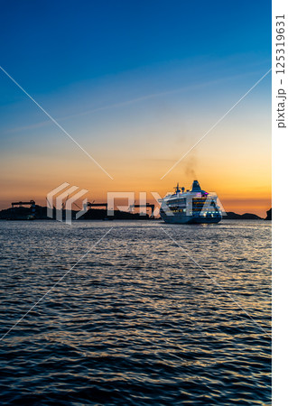 長崎港客船出港（Blue Dream Melody）の夕景【長崎市】 125319631
