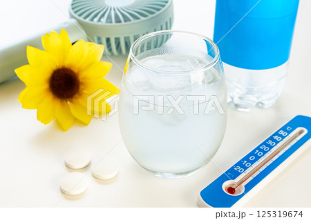 熱中症対策の飲み物　スポーツドリンクや経口補水液のイメージ写真 125319674