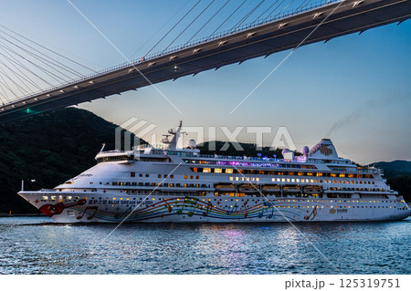長崎港客船出港（Blue Dream Melody）女神大橋通過の夕景【長崎市】 125319751