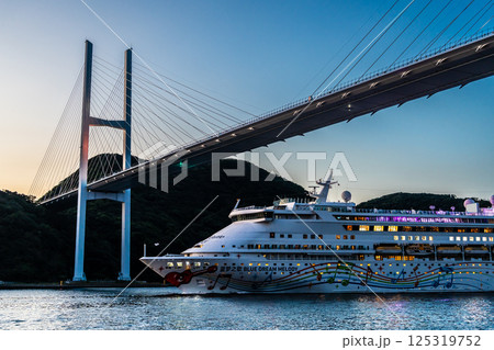 長崎港客船出港（Blue Dream Melody）女神大橋通過の夕景【長崎市】 125319752