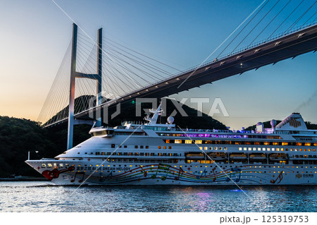 長崎港客船出港（Blue Dream Melody）女神大橋通過の夕景【長崎市】 125319753