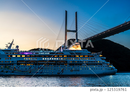長崎港客船出港（Blue Dream Melody）女神大橋通過の夕景【長崎市】 125319761