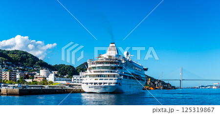 長崎港客船入港(Blue Dream Melody)水辺の森公園から パノラマ【長崎市】 長崎港客船入港(Blue Dream Melody)水辺の森公園から パノラマ【長崎市】 125319867