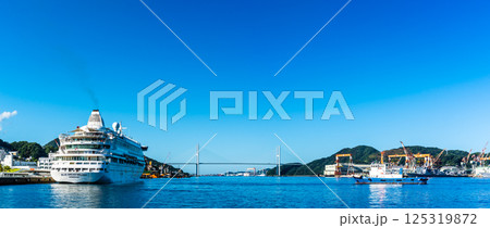 長崎港客船入港（Blue Dream Melody）水辺の森公園から　パノラマ【長崎市】 125319872