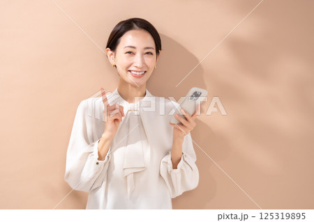 女性　ベージュバック　ポートレート　スマホ 125319895
