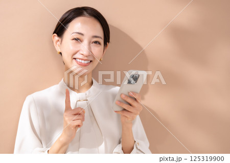 女性　ベージュバック　ポートレート　スマホ 125319900