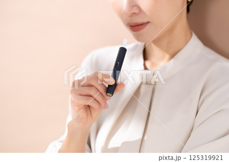 加熱式タバコを吸う女性 加熱式タバコを吸う女性 125319921