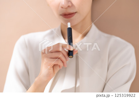 加熱式タバコを吸う女性 加熱式タバコを吸う女性 125319922