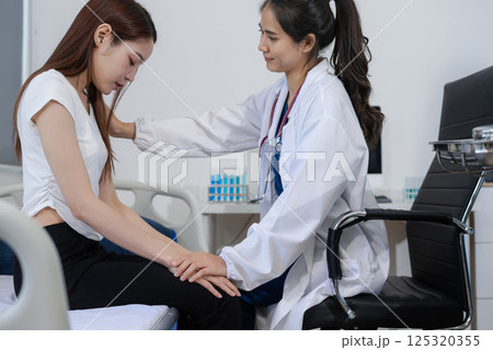 Stressed patient are treated by a psychologist or doctor in a psychiatric clinic. Patients reported symptoms of depression, stress, irritability, and life problems Stressed patient are treated by a psychologist or doctor in a psychiatric clinic. Patients reported symptoms of depression, stress, irritability, and life problems 125320355