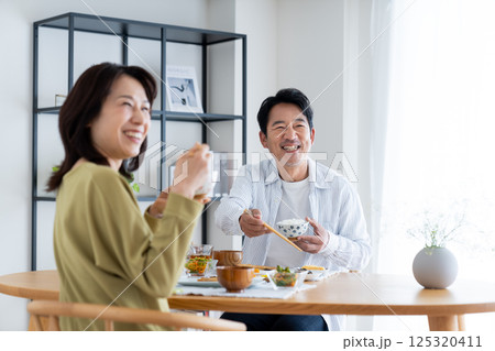 朝食を食べるミドルの夫婦 125320411