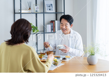 朝食を食べるミドルの夫婦 朝食を食べるミドルの夫婦 125320413