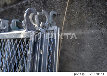 戸建て家屋の外壁修繕工事　仮設足場部材　踏板 125320441