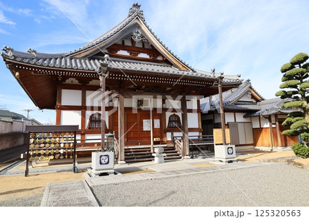 大阪府岸和田市久米田寺の境内にある明王院内部の風景 125320563