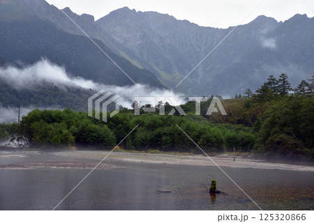 上高地大正池から穂高連峰を望む 125320866