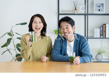 青汁を飲むミドルの夫婦 青汁を飲むミドルの夫婦 125320955