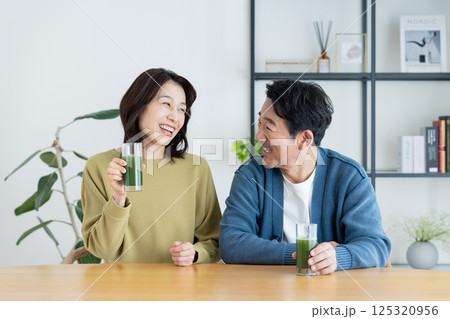 青汁を飲むミドルの夫婦 青汁を飲むミドルの夫婦 125320956