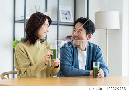 青汁を飲むミドルの夫婦 青汁を飲むミドルの夫婦 125320958
