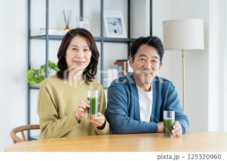 青汁を飲むミドルの夫婦 青汁を飲むミドルの夫婦 125320960