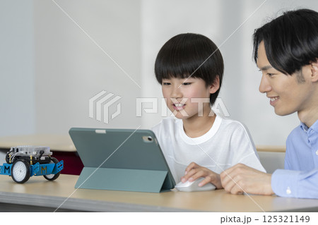 ロボットのプログラミングをする小学4年生の男の子 小学生のプログラミングスクール イメージ ロボットのプログラミングをする小学4年生の男の子 小学生のプログラミングスクール イメージ 125321149