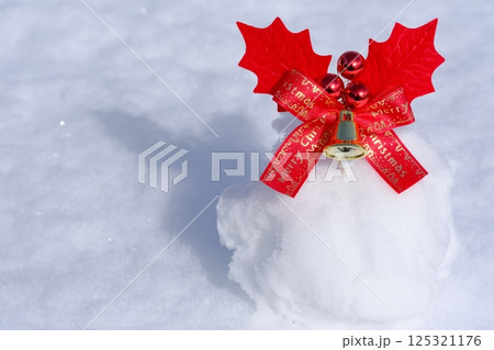 積雪とクリスマスオーナメント 125321176
