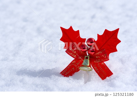 積雪とクリスマスオーナメント 積雪とクリスマスオーナメント 125321180