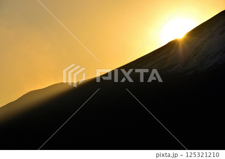 天子山地の竜ヶ岳より　富士山からの御来光 125321210