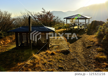 天子山地の竜ヶ岳石仏見晴台より　富士山の御来光 125321216