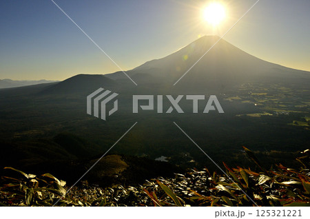 天子山地の竜ヶ岳より 富士山の頭上に昇る朝日 天子山地の竜ヶ岳より 富士山の頭上に昇る朝日 125321221