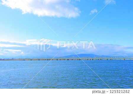 愛知県弥富市、木曽川に架かる鉄道橋の風景 125321282