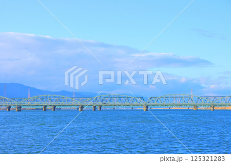 愛知県弥富市、木曽川に架かる鉄道橋の風景 125321283