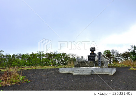 丹沢の甲相国境尾根　曇天の鉄砲木ノ頭山頂と祠 125321405