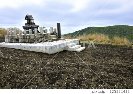 丹沢の甲相国境尾根　鉄砲木ノ頭山頂と新緑の三国山 125321432