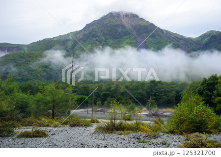霧に包まれる上高地の焼岳 霧に包まれる上高地の焼岳 125321700