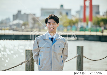 作業着姿の20代の若い男性 125322070