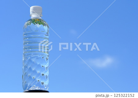 夏空とペットボトル 125322152