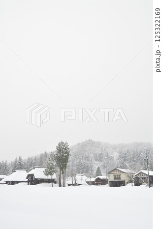 高柳かやぶき環状集落の雪景色(新潟県) 高柳かやぶき環状集落の雪景色(新潟県) 125322169
