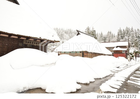 高柳かやぶき環状集落の雪景色(新潟県) 高柳かやぶき環状集落の雪景色(新潟県) 125322172