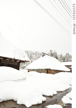 高柳かやぶき環状集落の雪景色（新潟県） 125322173