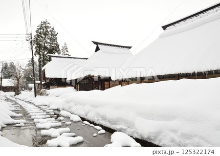 高柳かやぶき環状集落の雪景色(新潟県) 高柳かやぶき環状集落の雪景色(新潟県) 125322174