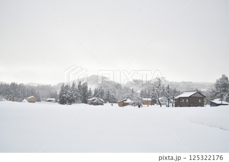高柳かやぶき環状集落の雪景色(新潟県) 高柳かやぶき環状集落の雪景色(新潟県) 125322176