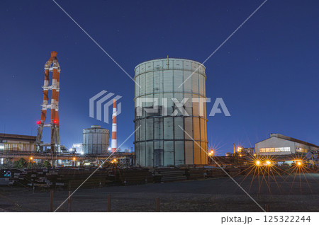 照明が映える工場夜景[千葉県] 125322244